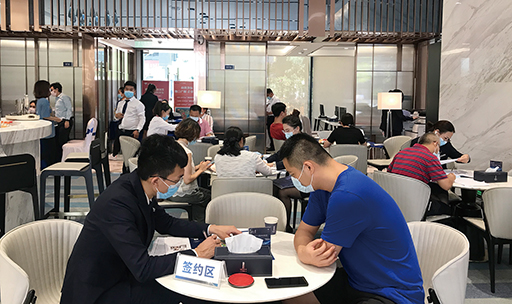 现场看楼、选房、签约客户络绎不绝，井然有序，纷纷抢购首批带装修高层新品。.jpg