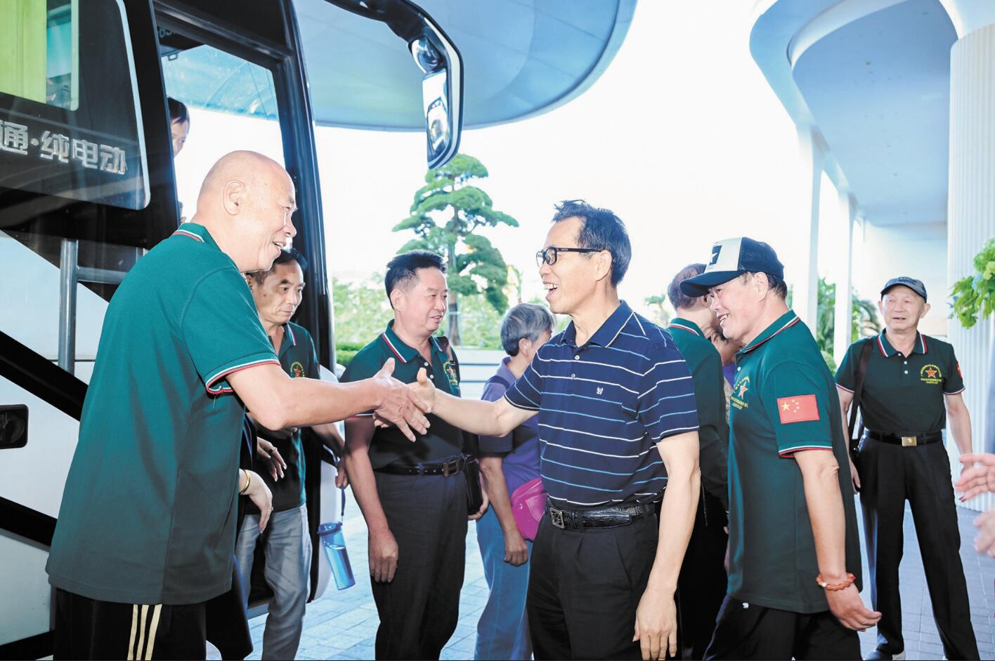 战友相聚.jpg 战友相聚.jpg