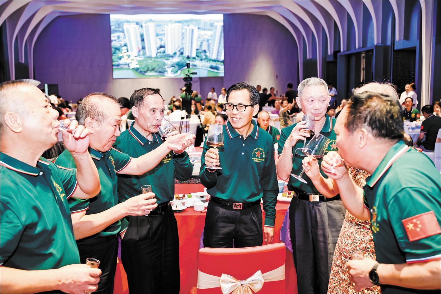 战友相聚3.jpg 战友相聚3.jpg